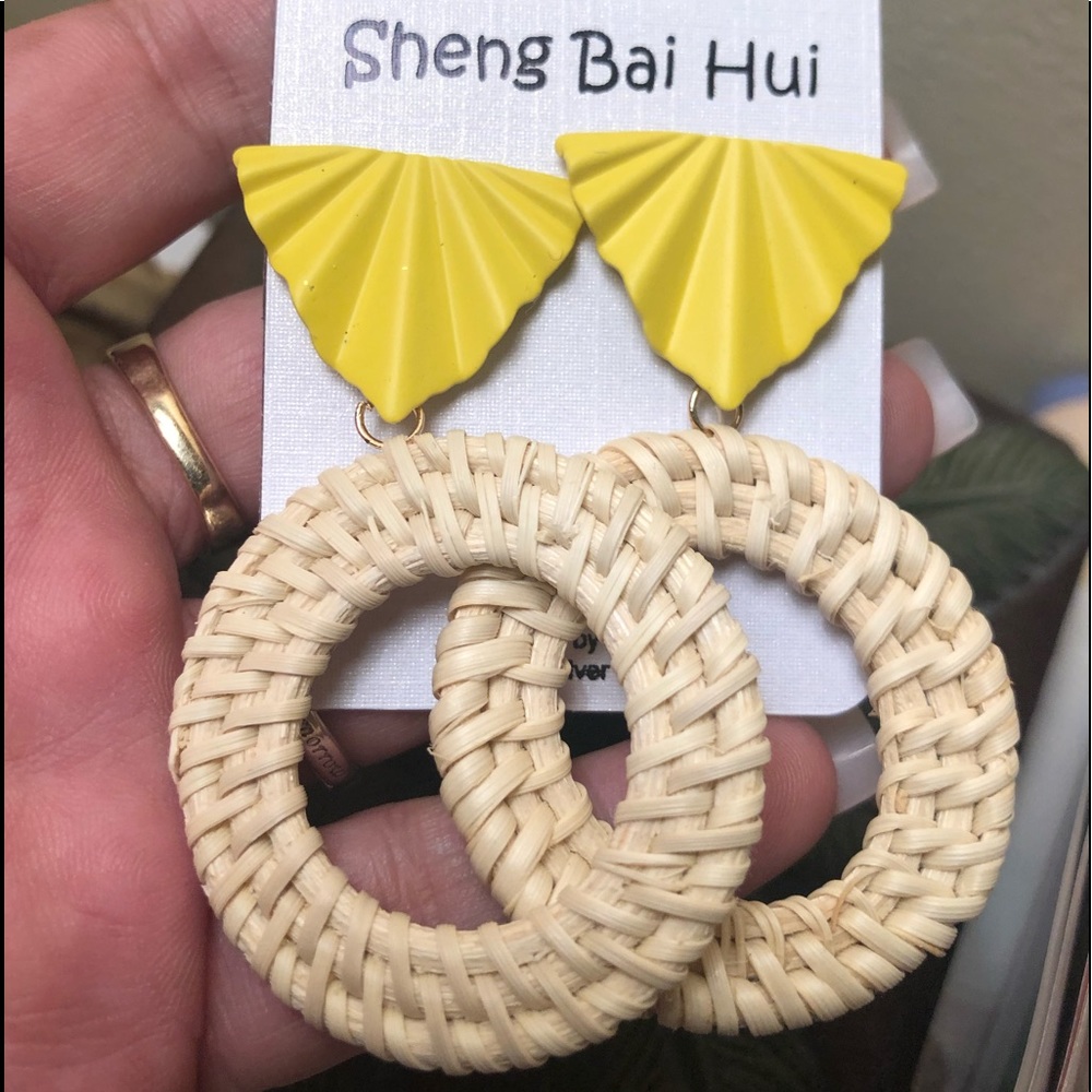 6/25$ or Listed!🎁
Pretty wicker & Yellow fashion Earrings - Picture 1 of 7